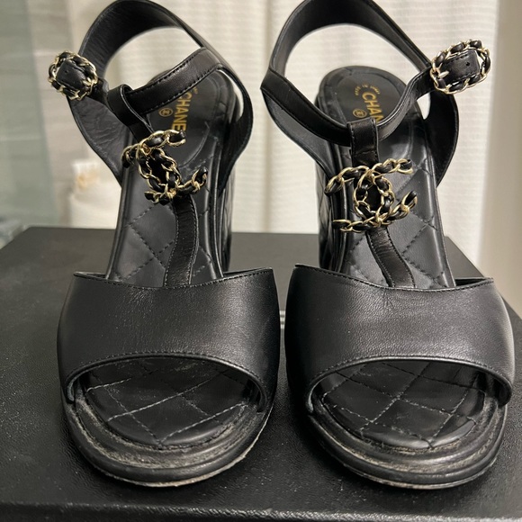 Chanel sandals, authentic lamb skin sandals in black and iconic antique gold - Picture 3 of 15